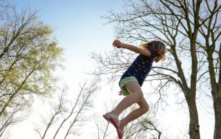 jente som hopper på trampoline